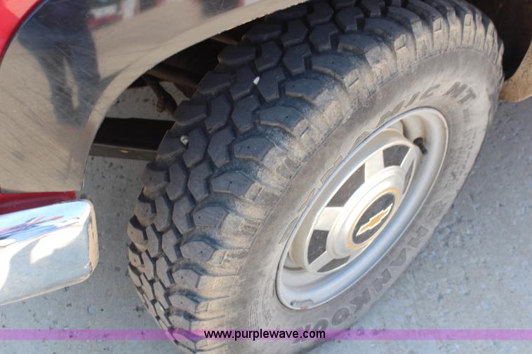 image for item J2161 1988 Chevrolet Cheyenne 3500 flatbed truck