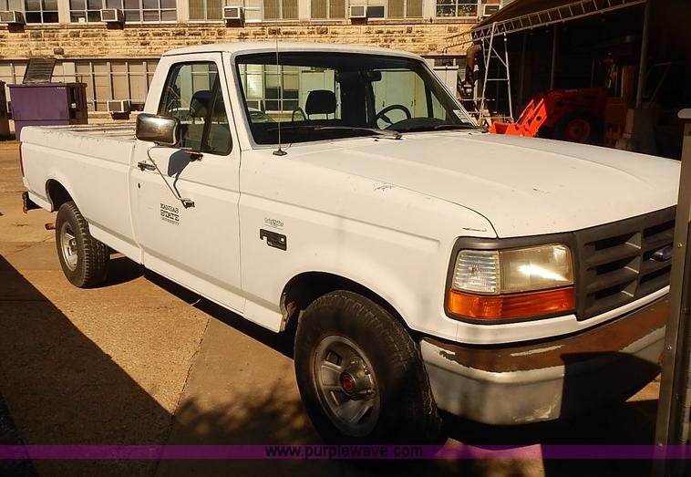 image for item J3155 1993 Ford F150 XL pickup truck