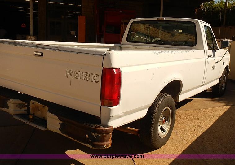 image for item J3155 1993 Ford F150 XL pickup truck