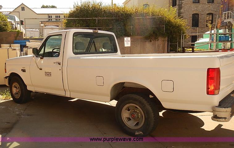 image for item J3155 1993 Ford F150 XL pickup truck