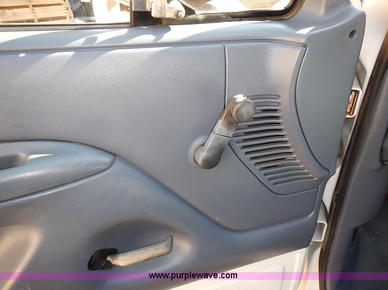 image for item J3155 1993 Ford F150 XL pickup truck