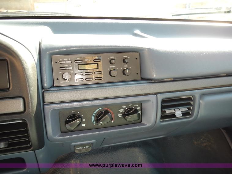 image for item J3155 1993 Ford F150 XL pickup truck