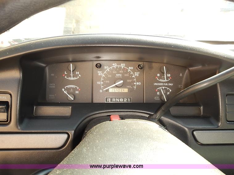 image for item J3155 1993 Ford F150 XL pickup truck