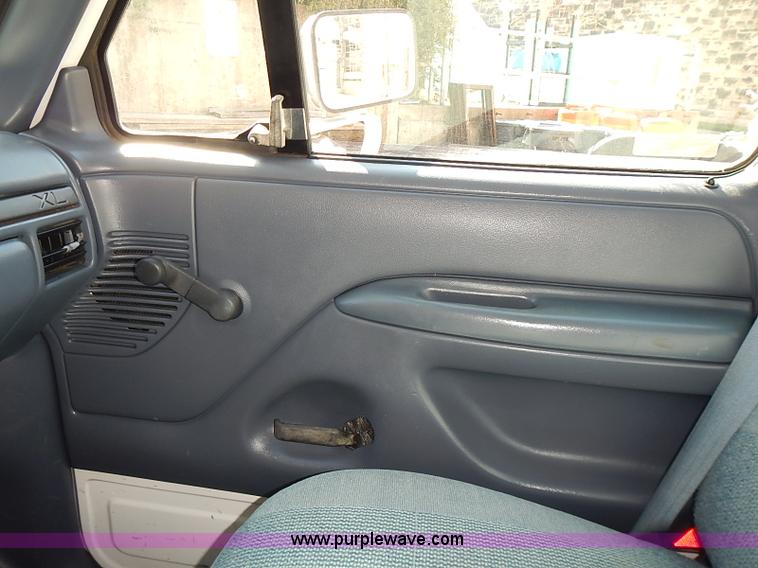 image for item J3155 1993 Ford F150 XL pickup truck