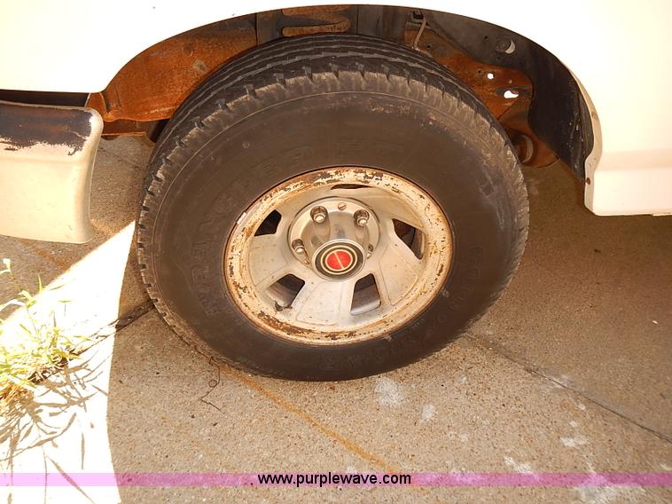 image for item J3155 1993 Ford F150 XL pickup truck