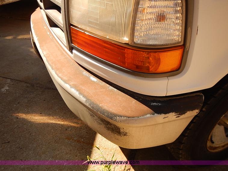 image for item J3155 1993 Ford F150 XL pickup truck