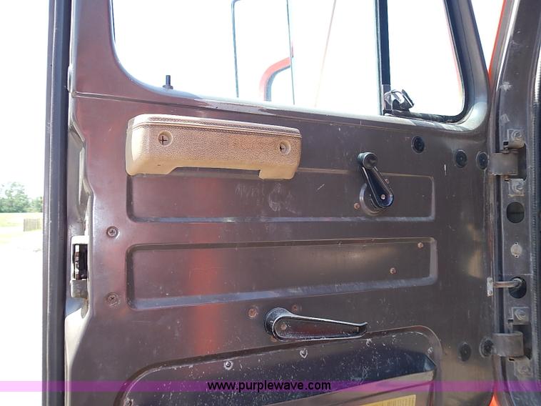 image for item J3163 1991 International 4900 dump truck