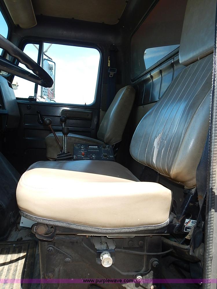 image for item J3163 1991 International 4900 dump truck