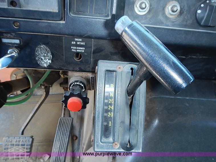 image for item J3163 1991 International 4900 dump truck