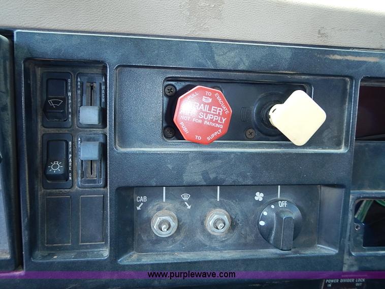 image for item J3163 1991 International 4900 dump truck