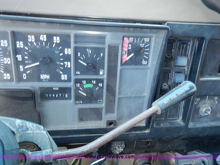 image for item J3163 1991 International 4900 dump truck