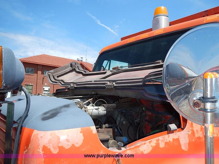 image for item J3163 1991 International 4900 dump truck