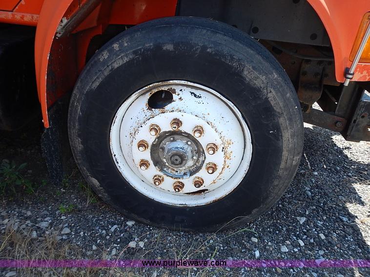 image for item J3163 1991 International 4900 dump truck