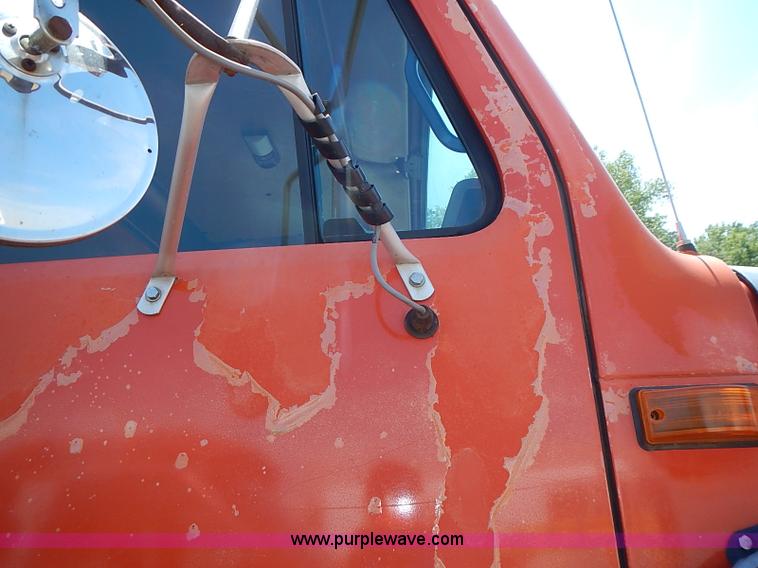 image for item J3163 1991 International 4900 dump truck