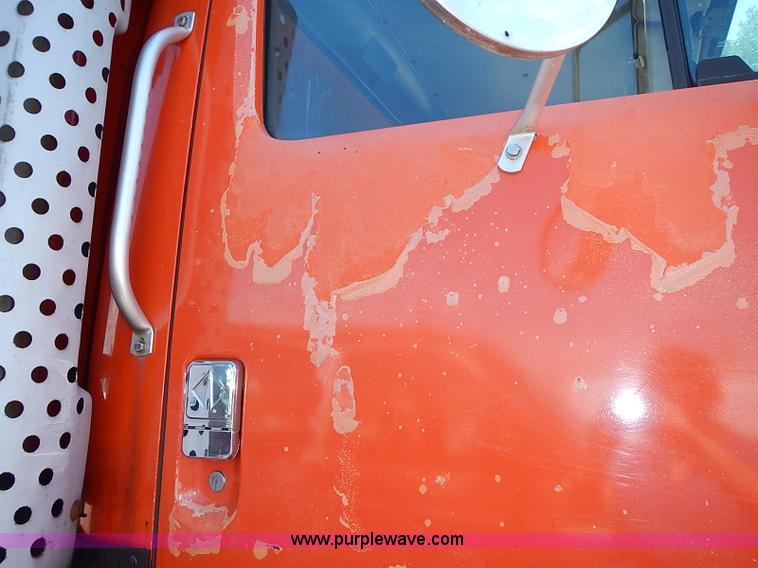 image for item J3163 1991 International 4900 dump truck