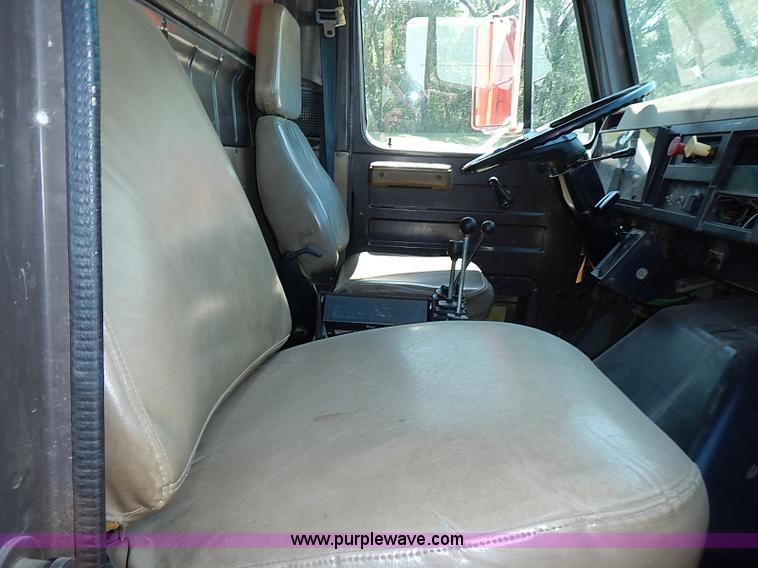 image for item J3163 1991 International 4900 dump truck