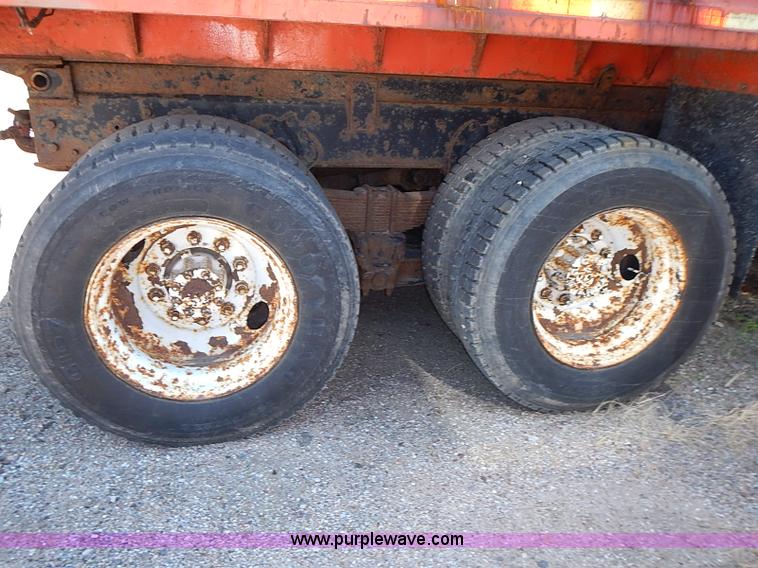 image for item J3163 1991 International 4900 dump truck