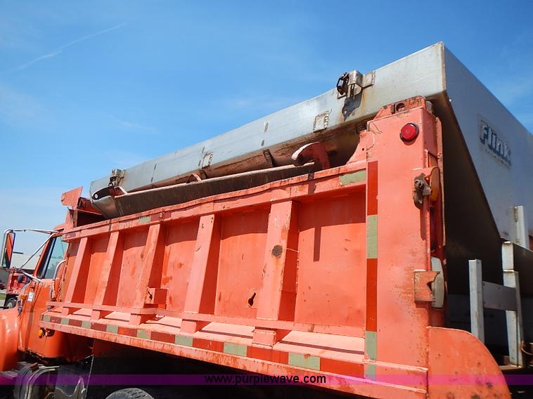 image for item J3163 1991 International 4900 dump truck