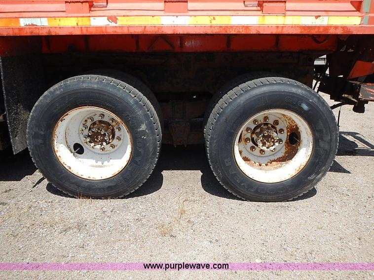 image for item J3163 1991 International 4900 dump truck