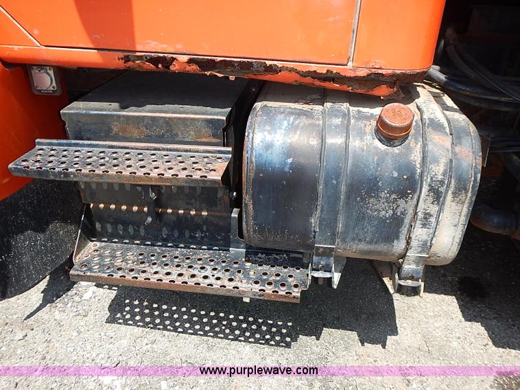 image for item J3163 1991 International 4900 dump truck