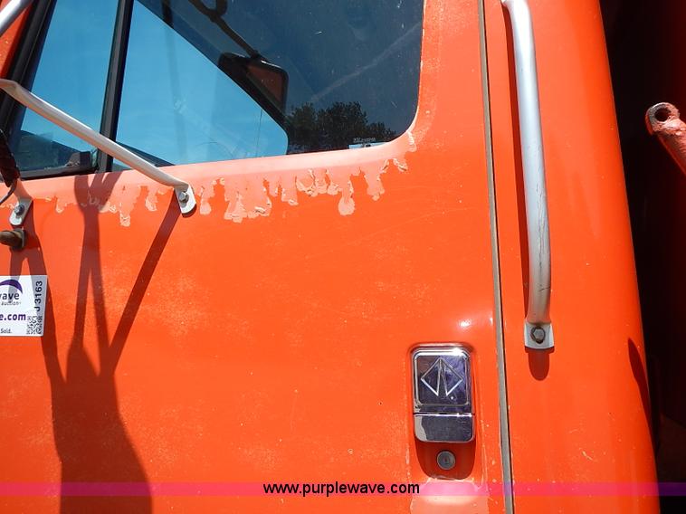 image for item J3163 1991 International 4900 dump truck