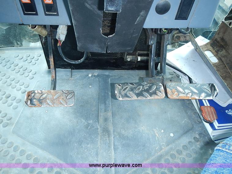 image for item J3167 1998 New Holland 7740 tractor