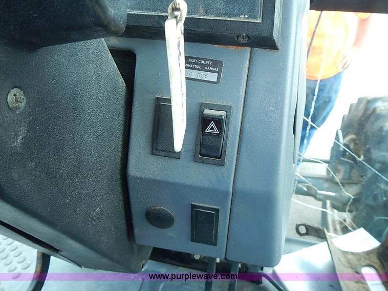 image for item J3167 1998 New Holland 7740 tractor