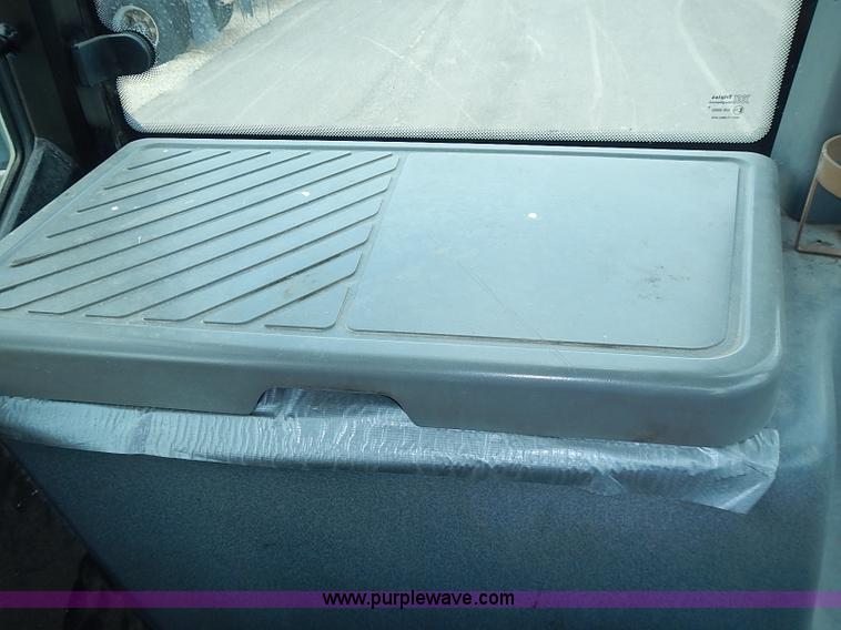 image for item J3167 1998 New Holland 7740 tractor