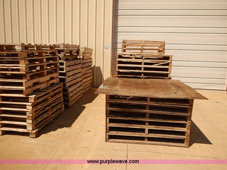 image for item BA9655 Approx 1,389 wooden European style pallets