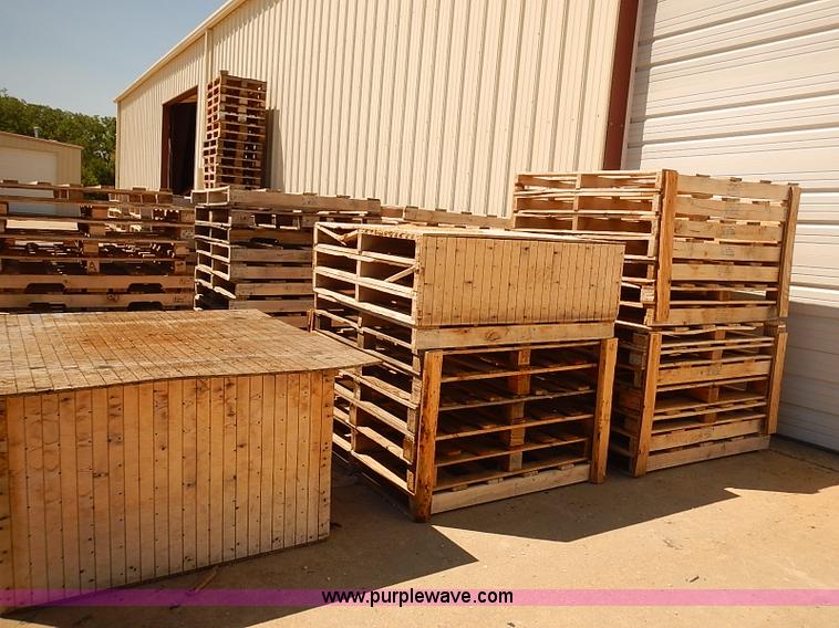image for item BA9655 Approx 1,389 wooden European style pallets