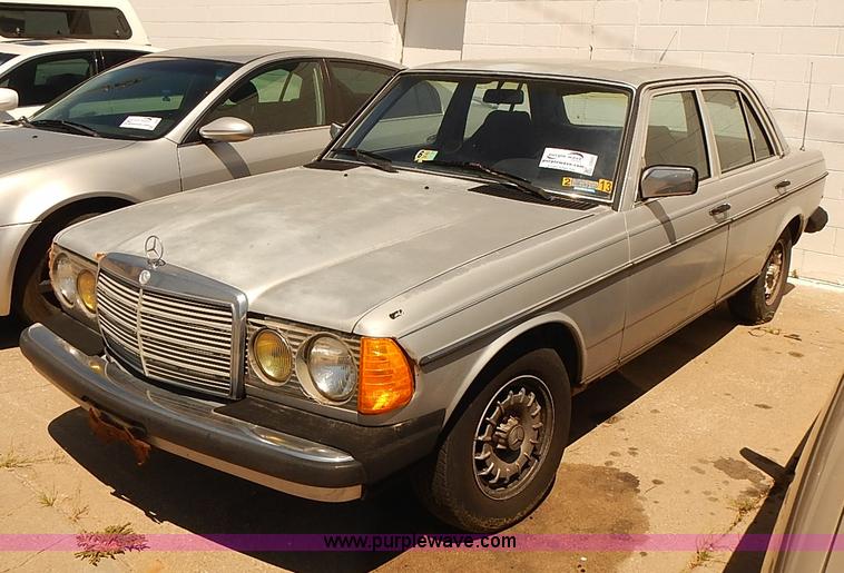 image for item I3503 1983 Mercedes Benz 300D