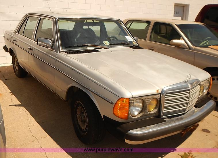 image for item I3503 1983 Mercedes Benz 300D