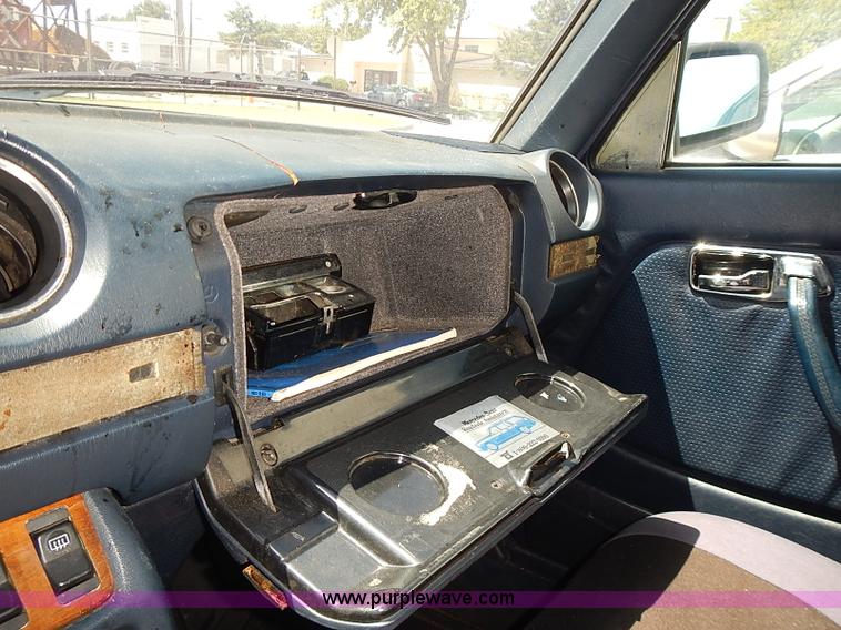 image for item I3503 1983 Mercedes Benz 300D