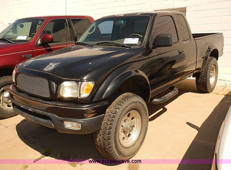 image for item I3506 2002 Toyota Tacoma pickup