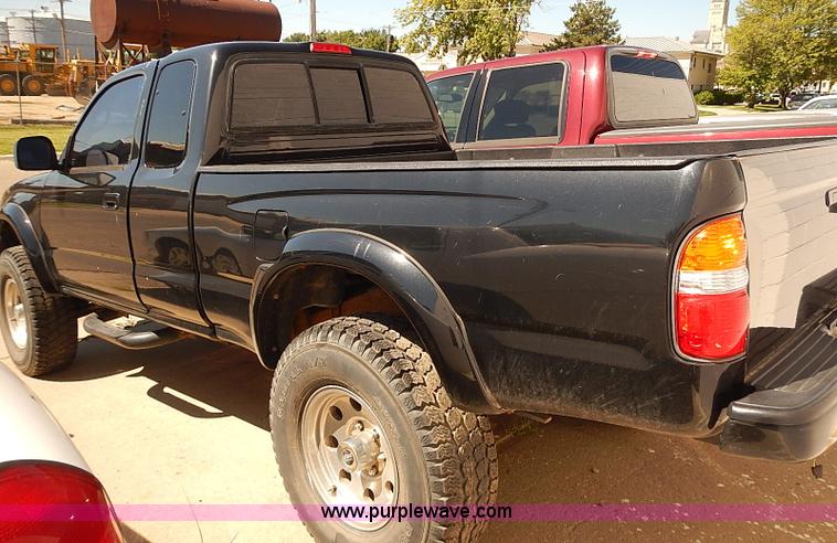 image for item I3506 2002 Toyota Tacoma pickup