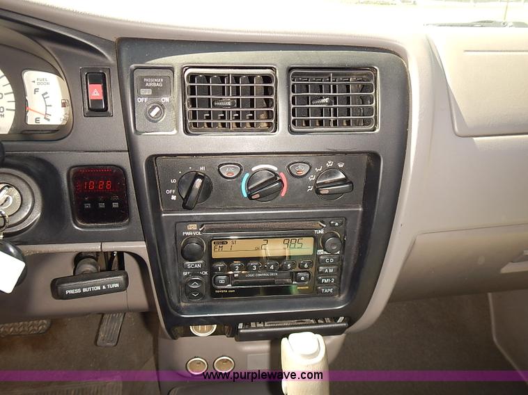 image for item I3506 2002 Toyota Tacoma pickup