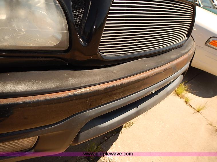 image for item I3506 2002 Toyota Tacoma pickup