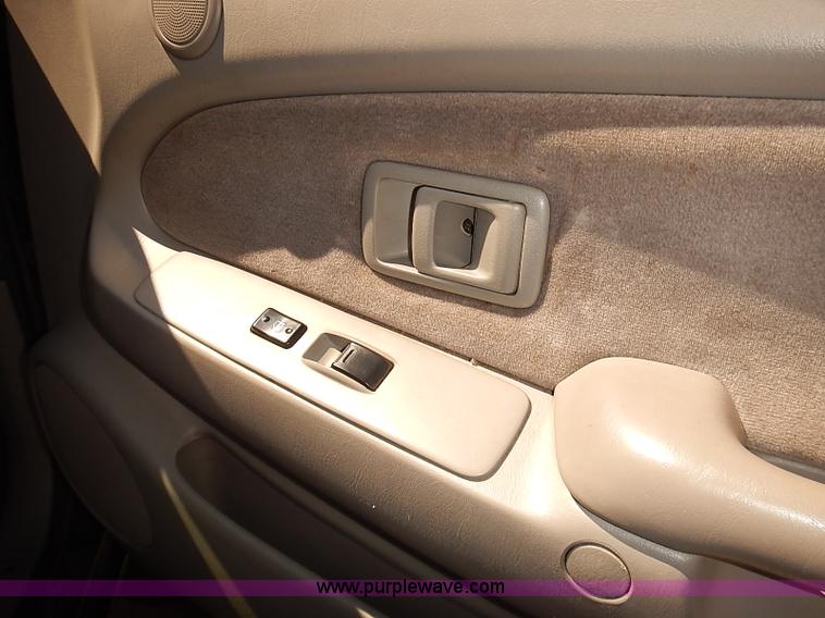 image for item I3506 2002 Toyota Tacoma pickup