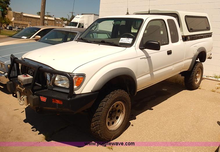 image for item J3157 2001 Toyota Tacoma SR5 Xtracab pickup truck