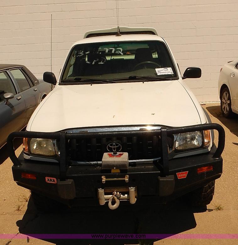 image for item J3157 2001 Toyota Tacoma SR5 Xtracab pickup truck