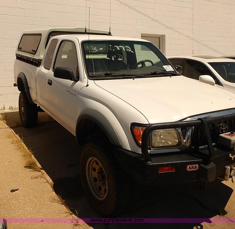 image for item J3157 2001 Toyota Tacoma SR5 Xtracab pickup truck