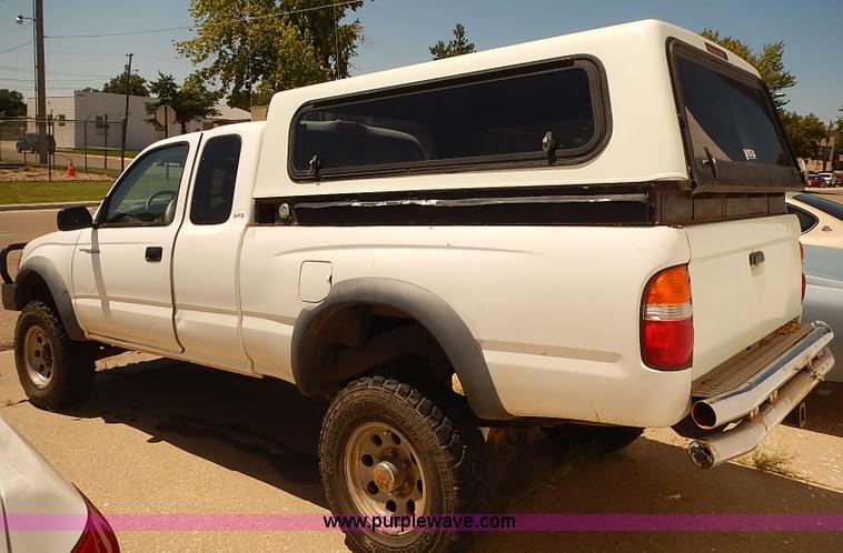 image for item J3157 2001 Toyota Tacoma SR5 Xtracab pickup truck