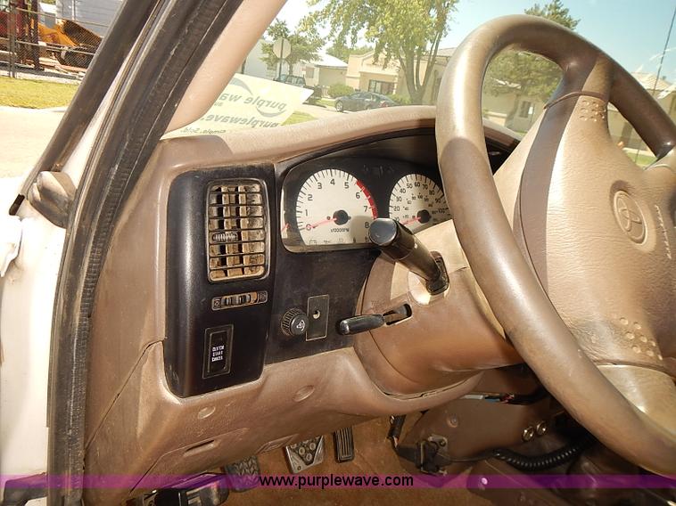 image for item J3157 2001 Toyota Tacoma SR5 Xtracab pickup truck