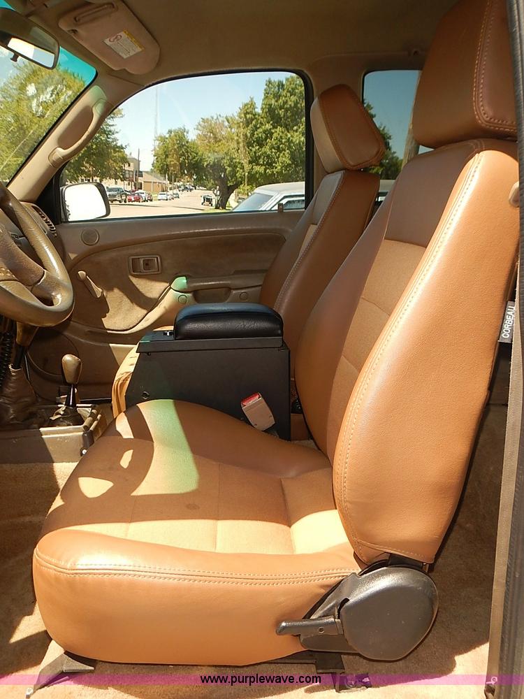 image for item J3157 2001 Toyota Tacoma SR5 Xtracab pickup truck