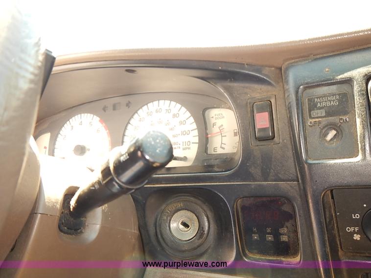 image for item J3157 2001 Toyota Tacoma SR5 Xtracab pickup truck