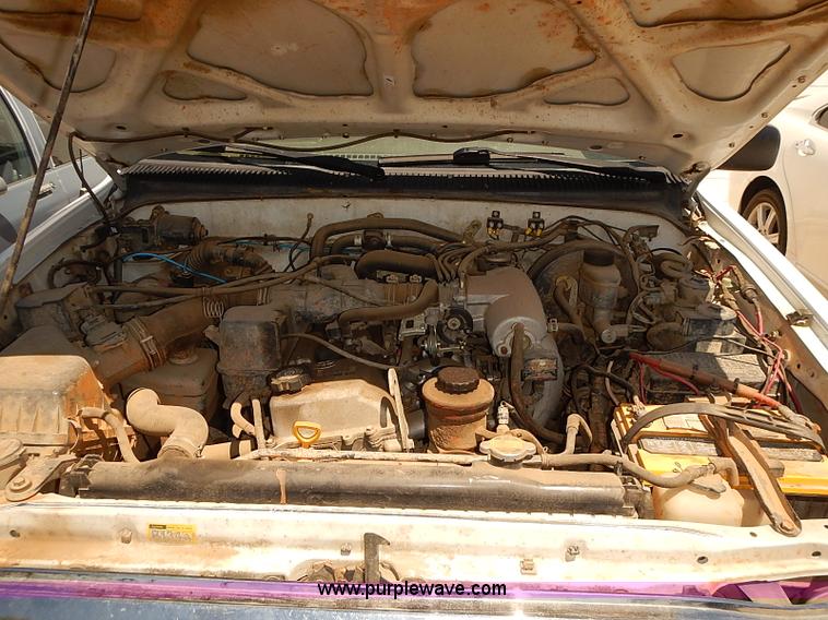 image for item J3157 2001 Toyota Tacoma SR5 Xtracab pickup truck