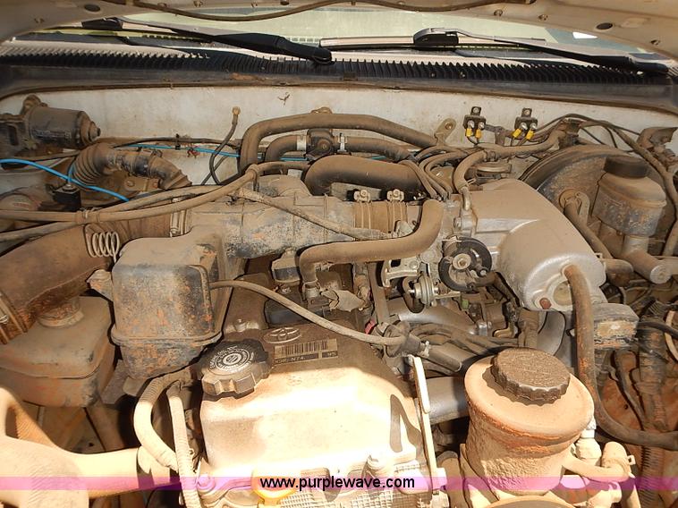 image for item J3157 2001 Toyota Tacoma SR5 Xtracab pickup truck