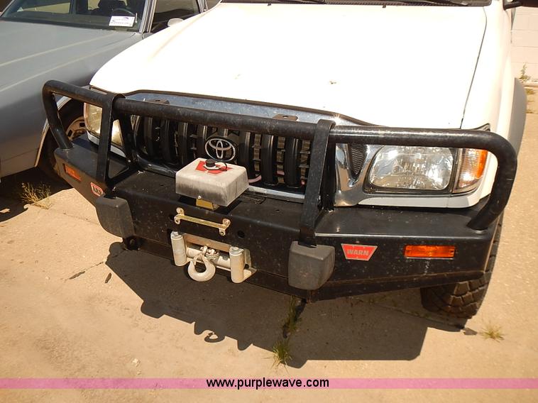 image for item J3157 2001 Toyota Tacoma SR5 Xtracab pickup truck