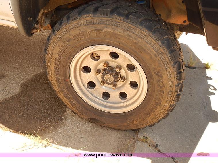 image for item J3157 2001 Toyota Tacoma SR5 Xtracab pickup truck