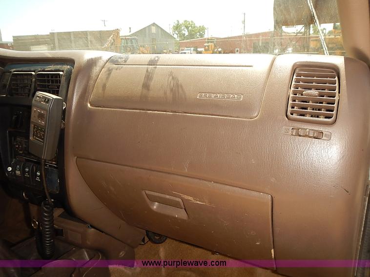 image for item J3157 2001 Toyota Tacoma SR5 Xtracab pickup truck